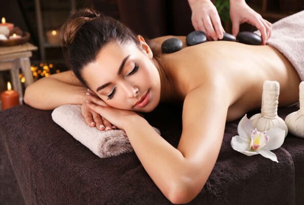 Massage body đá nóng: Liệu pháp hoàn hảo cho sức khỏe và sắc đẹp