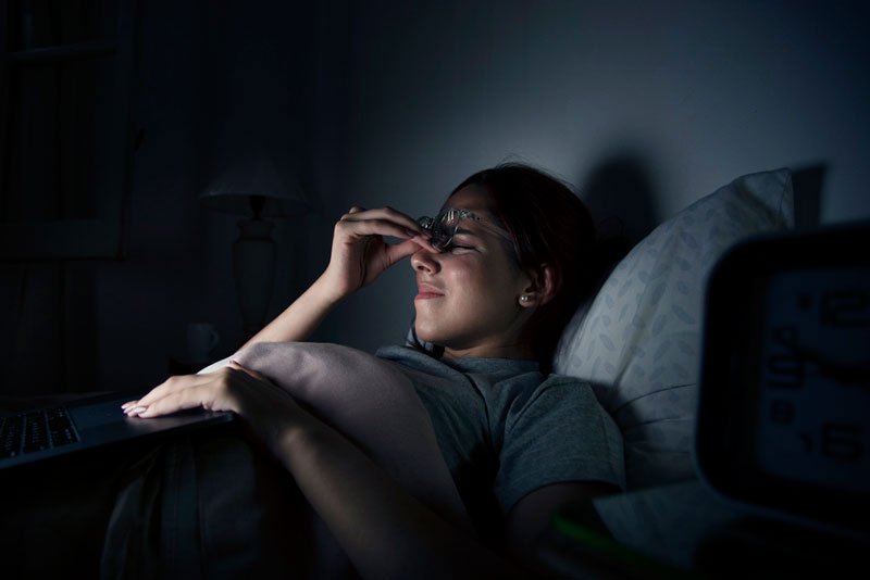 Thức khuya để sử dụng điện thoại, máy tính quá nhiều cũng khiến bọng mắt dưới sưng đau